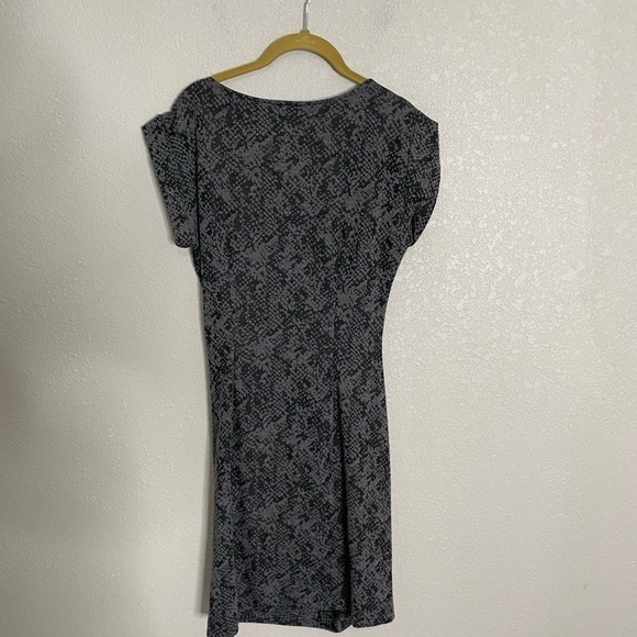 Ann Taylor Gray Snake Reptile Print Ruched Side Dress Small - Picture 6 of 6